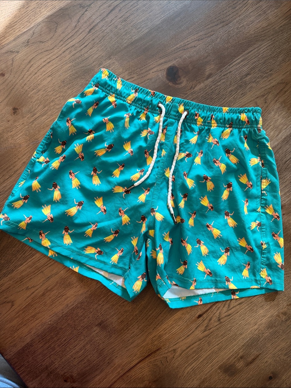 Two Left Feet Swimwear Mens Medium Hula Girls design
